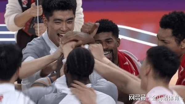 APP下载-硬汉！32岁老将两腿全拉伤，缠满绷带打20分钟，媒体人:真是拼了